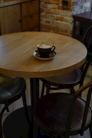 桌面上的一杯咖啡