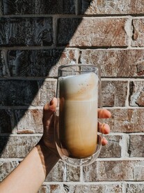 玻璃杯装的咖啡