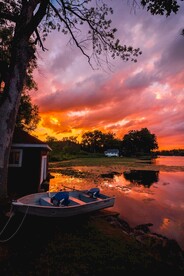 彩霞和湖边的船