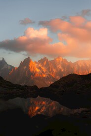 日照金山和水中倒影