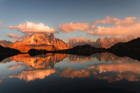 日照金山和水中倒影