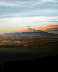 彩霞下的山脉和草原