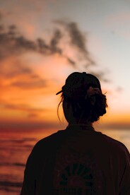 彩霞和女性背影