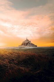 彩霞下的城堡建筑