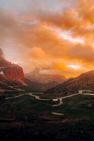 彩云海下的山脉风景