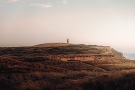 海边山崖上的瞭望台