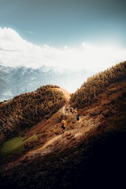 山路上的徙步登山者