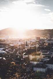 日光照耀下的建筑群