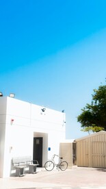 白色建筑和单车