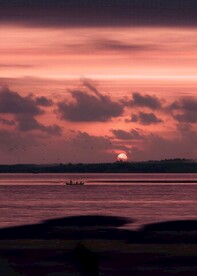 海上日出和渔船