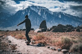 山路上的滑行者