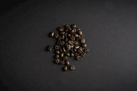 黑色背景上的咖啡豆