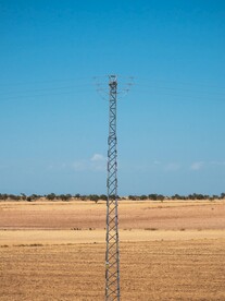 平原上的电线杆