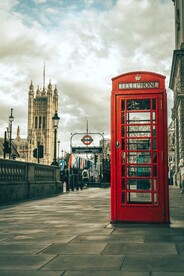 街头电话亭和建筑物
