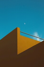 黄色建筑物和月亮