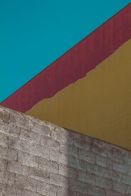 砖墙和红黄色墙