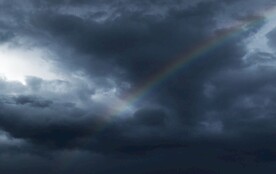 云层和彩虹