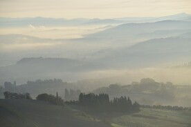 雾天中的远山风景