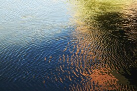 水波纹和彩色光影