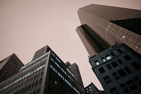 仰视角度的楼宇