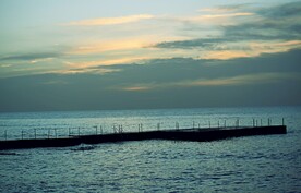 夜幕下的海上码头