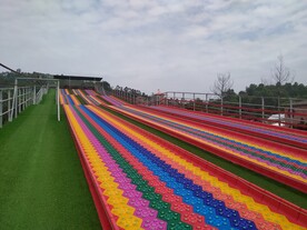 彩虹滑道滑滑梯孩子