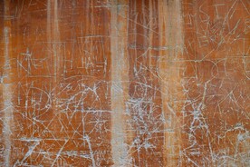 有划痕的黄色石灰墙