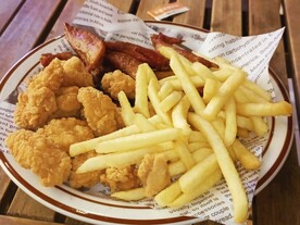 鸡块薯条鸡翅小吃