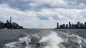 海浪和海边建筑楼宇