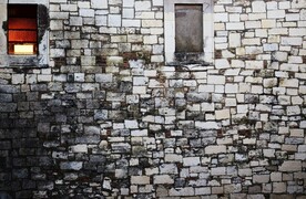 石砖墙上的窗户