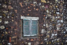 石头墙壁上的窗户