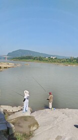 江边垂钓
