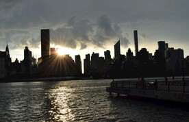 海边楼宇日出风景