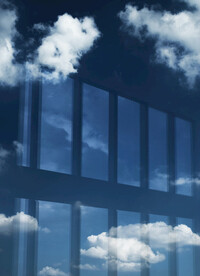 玻璃窗外的白云