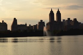 暮光下的建筑楼宇