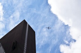 仰拍楼宇和飞机