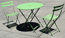 粉绿色的桌子和桌椅