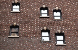 红砖墙上的窗户