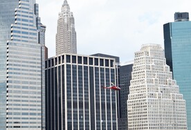 建筑楼宇和直升飞机