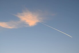 云朵和飞机飞行轨迹