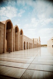 拱门走廊和白色建筑楼