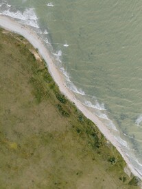 航拍海滩和草地