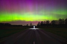 田野道路上星空和极光