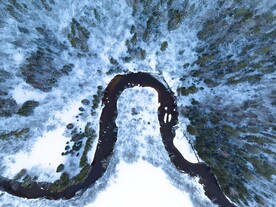 航拍大雪覆盖的树林和河流