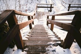 雪中的木梯通道