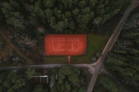 航拍树林中的房子