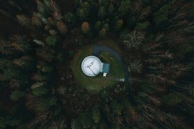 航拍树林中的房子