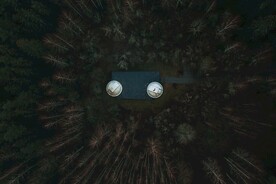 航拍树林中的房子