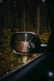 车后镜中的道路风景