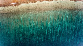 海浪冲在沙滩上的纹路